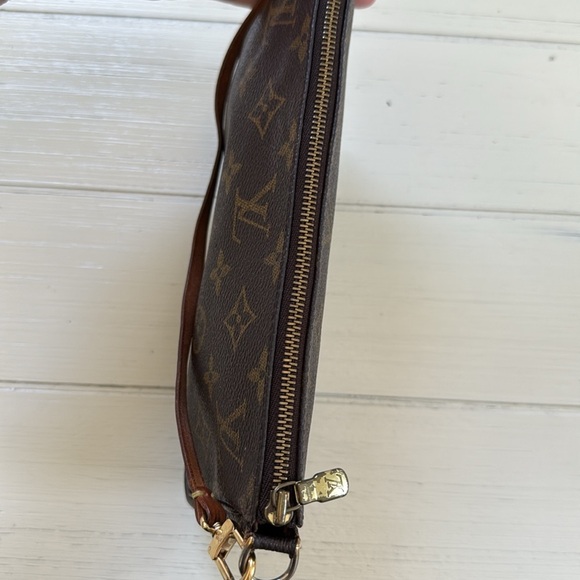 Louis Vuitton Pochette Monogram - Picture 6 of 8